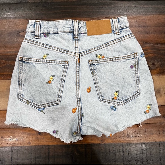 Cotton on high rise mom Jean shorts size 2 floral flowers - Picture 4 of 4